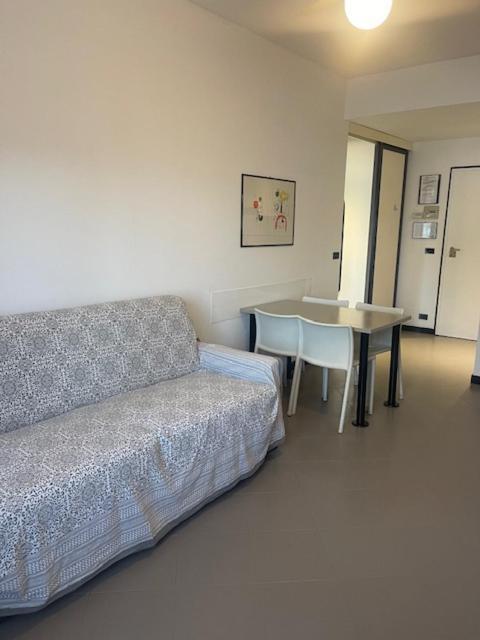 Residence Principi Di Piemonte 阿拉西奥 外观 照片